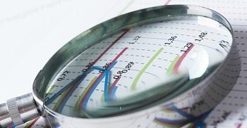Symbolic image of a magnifying glass focusing on a graph